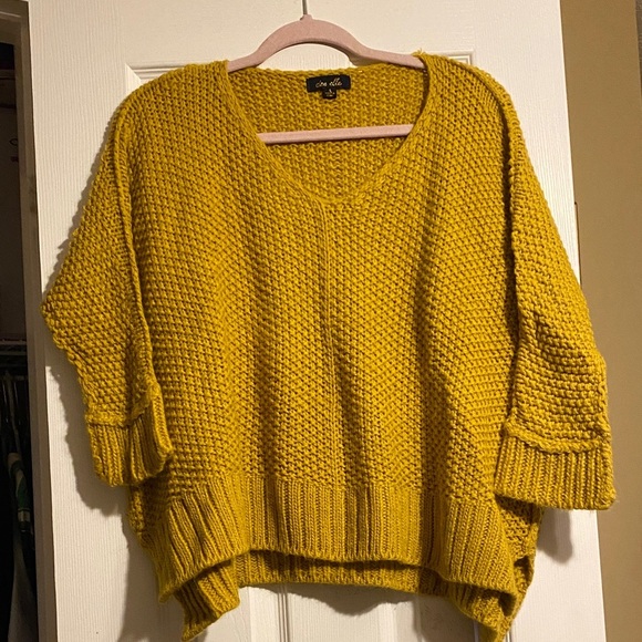 dee elle Mustard V-Neck Women's Sweater - Picture 1 of 2